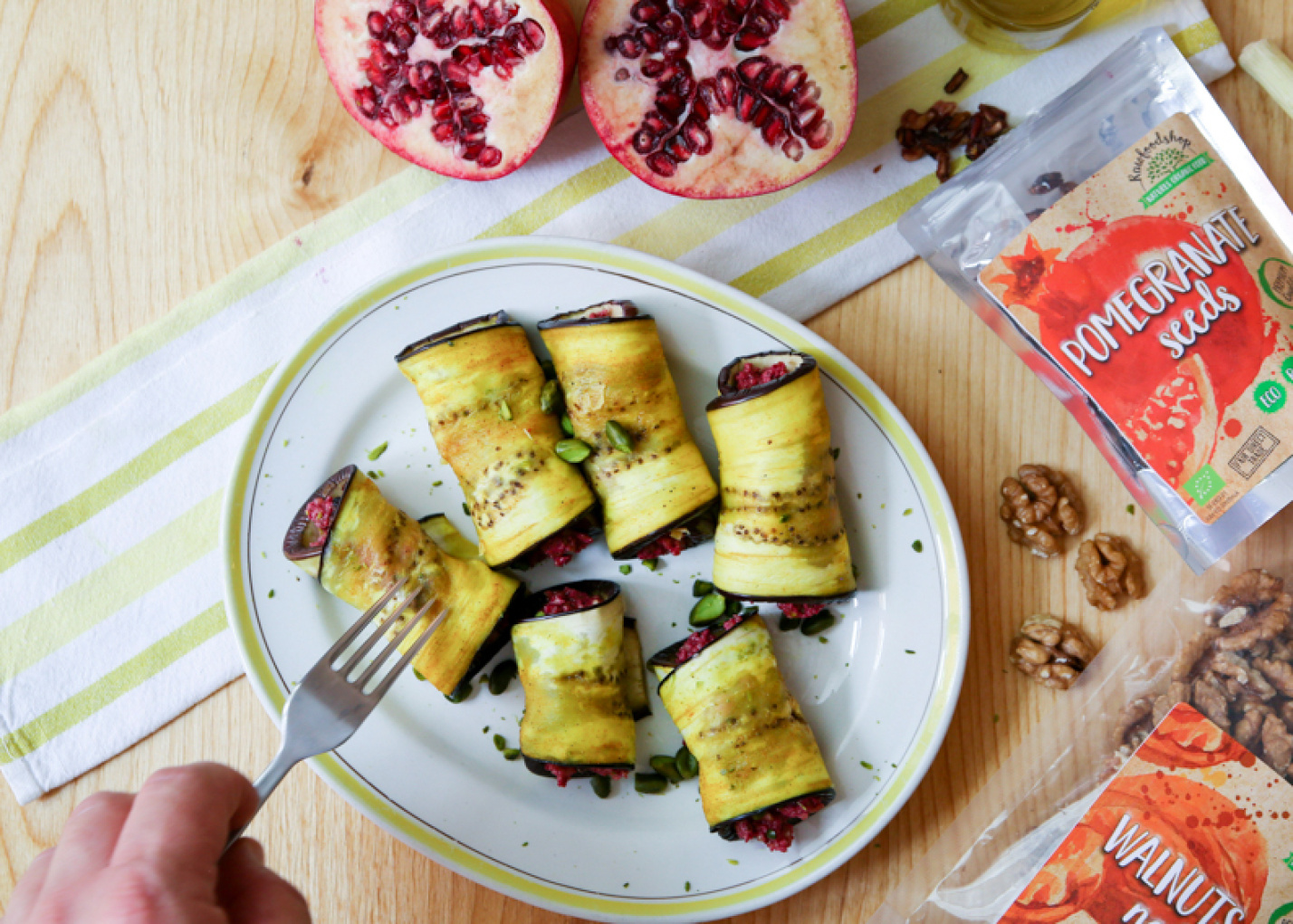 Auberginerullader med valnötsfyllning och krispigt granatäpple