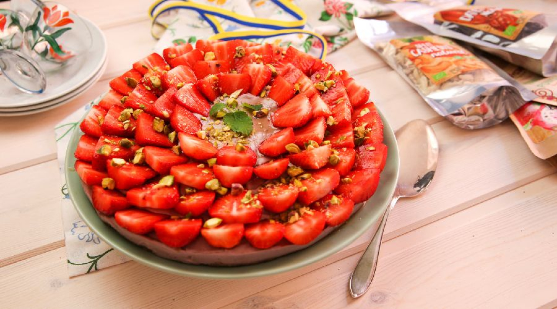 Så bakar du sommarens cheesecake med jordgubbar & rabarber