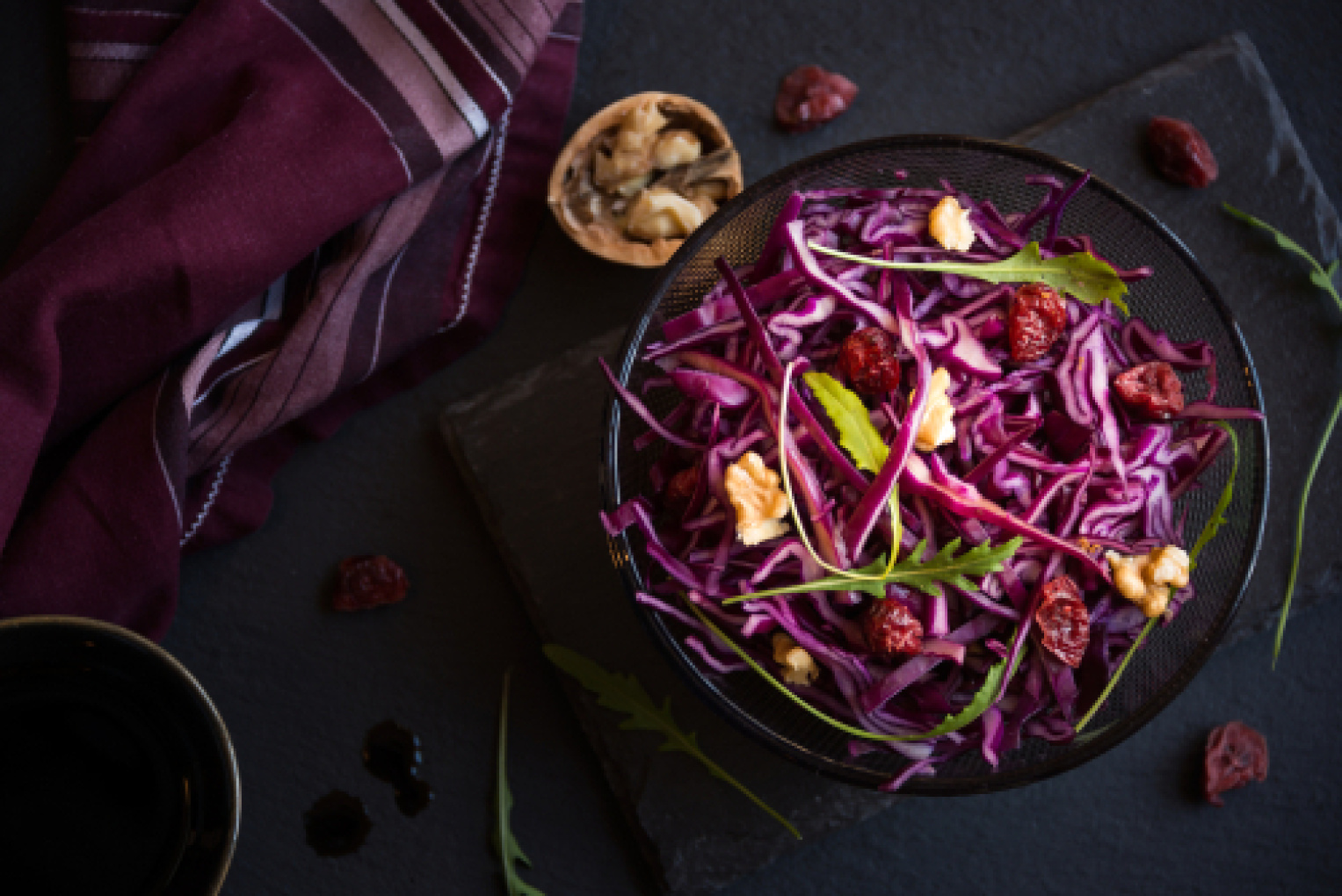 Laga en fräsch sallad i jul med rödkål, superbär och valnötter