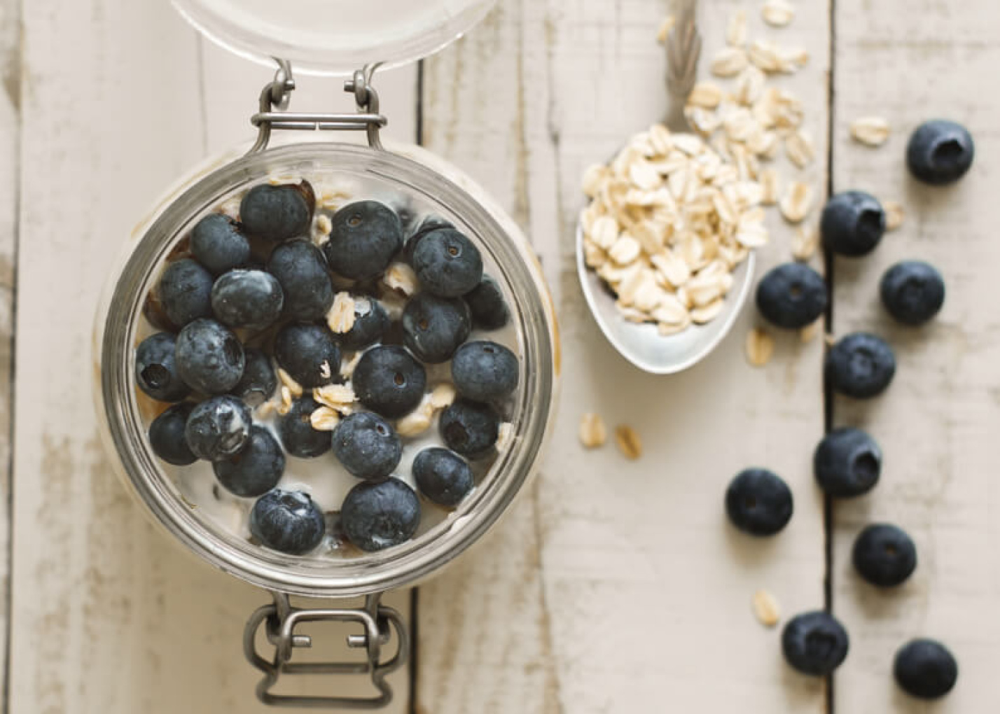 Laga “overnight oats” med havregryn, psyllium och kokosgrädde