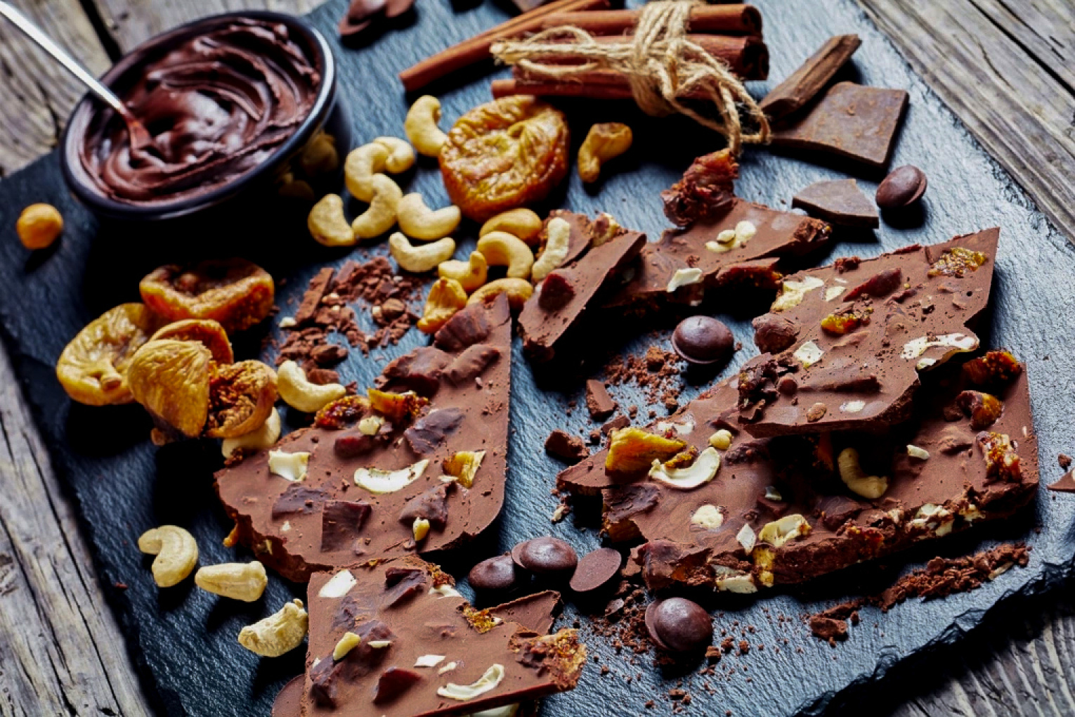 Raw chokladbark med frukt & nötter