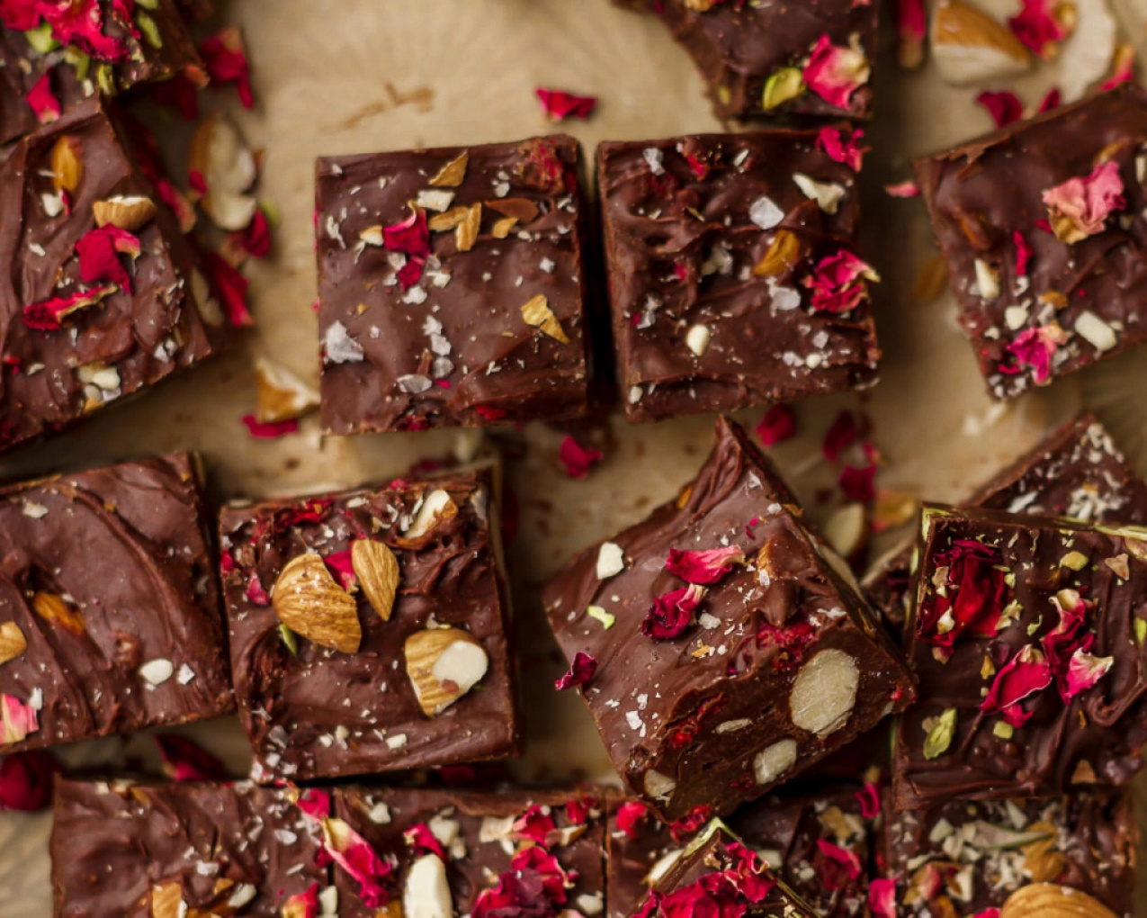 Så bakar du vegansk fudge med choklad, pistagenötter och rosor