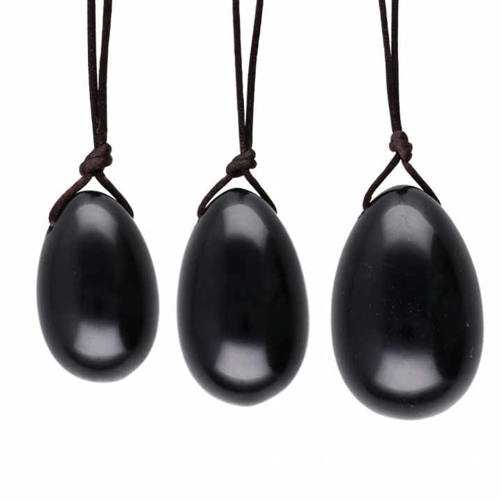 Yoni Ägg Obsidian med hål & snöre 3st i gruppen Hem & Själ / Harmonisk livsstil / Kristaller hos Rawfoodshop Scandinavia AB (9607)