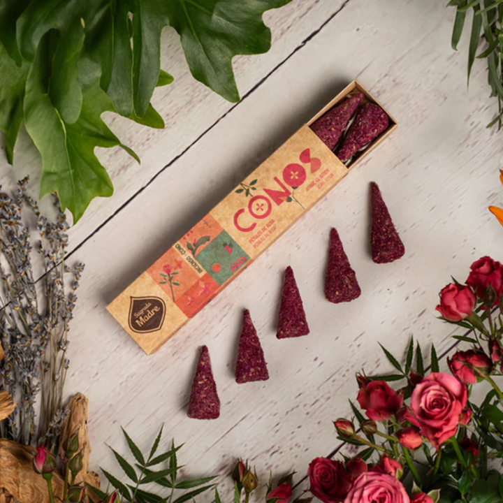 Rökelsekoner Rosor & Cederträ 8st i gruppen Hem & Själ / Stämning & doft / Rökelse hos Rawfoodshop Scandinavia AB (SKU-518)