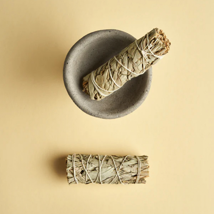 Salvia Smudge Stick i gruppen Hem & Själ / Ritual & Ceremoni / Rökelse, Ljus & Dofter hos Rawfoodshop Scandinavia AB (SKU-745)