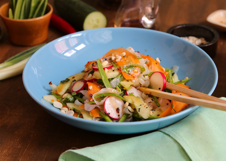 Nudelsallad med asiatisk touch -  toppade med knapriga nötter