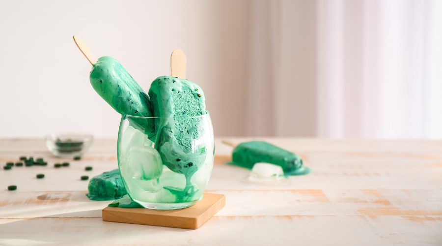 Grön isglass med spirulina eller chlorella