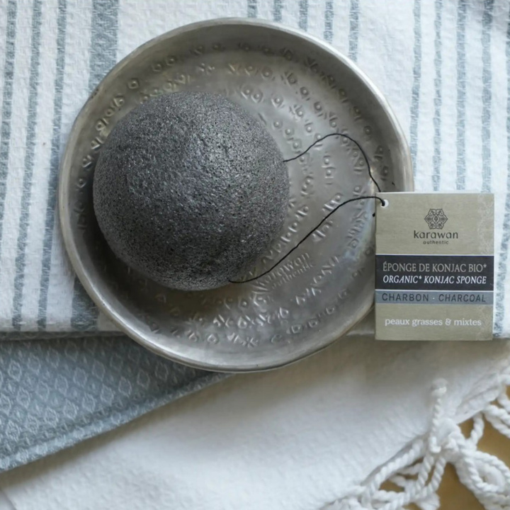 EKO Konjak Svamp med bambu träkol i gruppen Hud & Kropp / Ansikte / Svampar hos Rawfoodshop Scandinavia AB (KKONJCH-V-IN10)